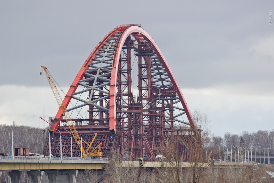 В Новосибирске завершили надвижку арки третьего моста через Обь
