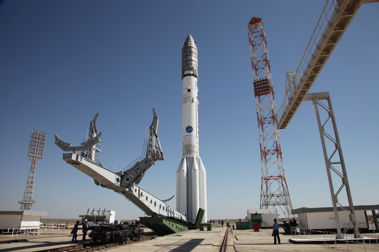 Ракета-носитель «Протон-М» с космическим аппаратом «Экспресс-АМ4Р» вывезена на стартовый комплекс