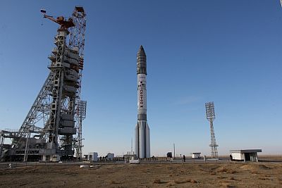 РКН "Протон-М" со спутником Astra-2G установлена на стартовом комплексе космодрома Байконур