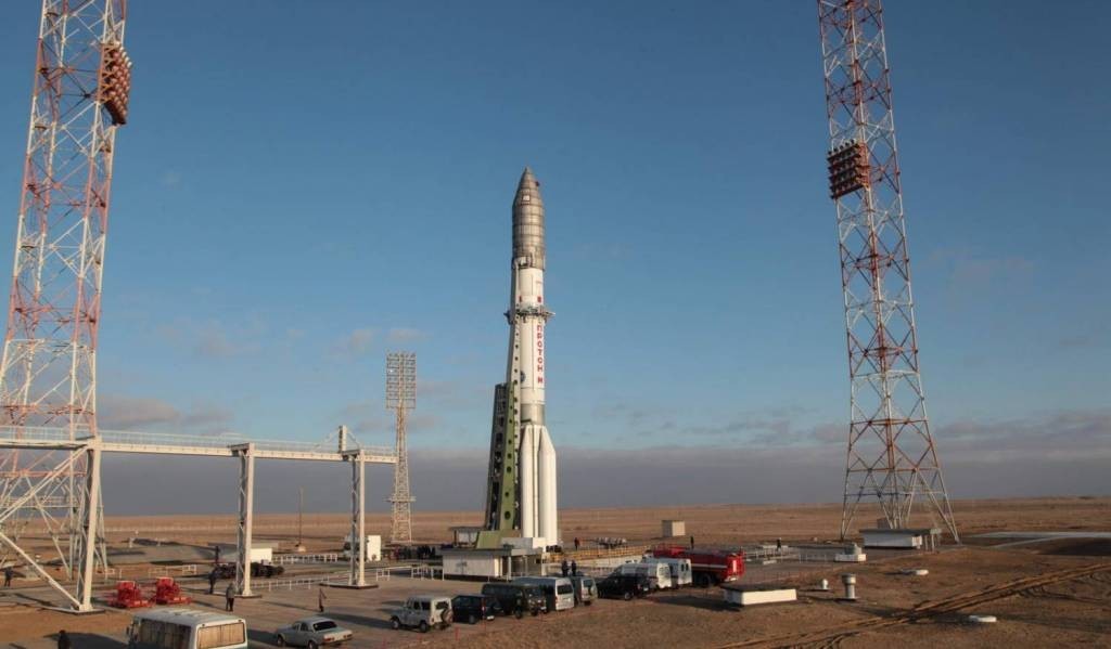 С космодрома Байконур стартовала ракета-носитель "Протон-М" со спутником связи "Ямал-401"