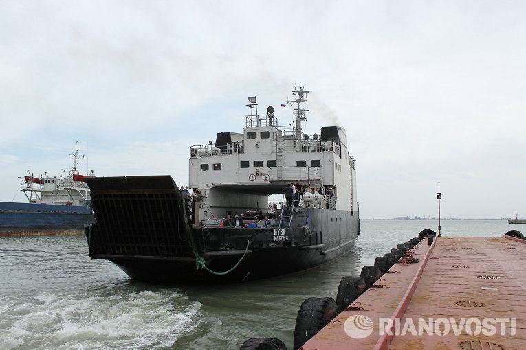 Новый плавучий причал установлен в порту "Крым" керченской переправы