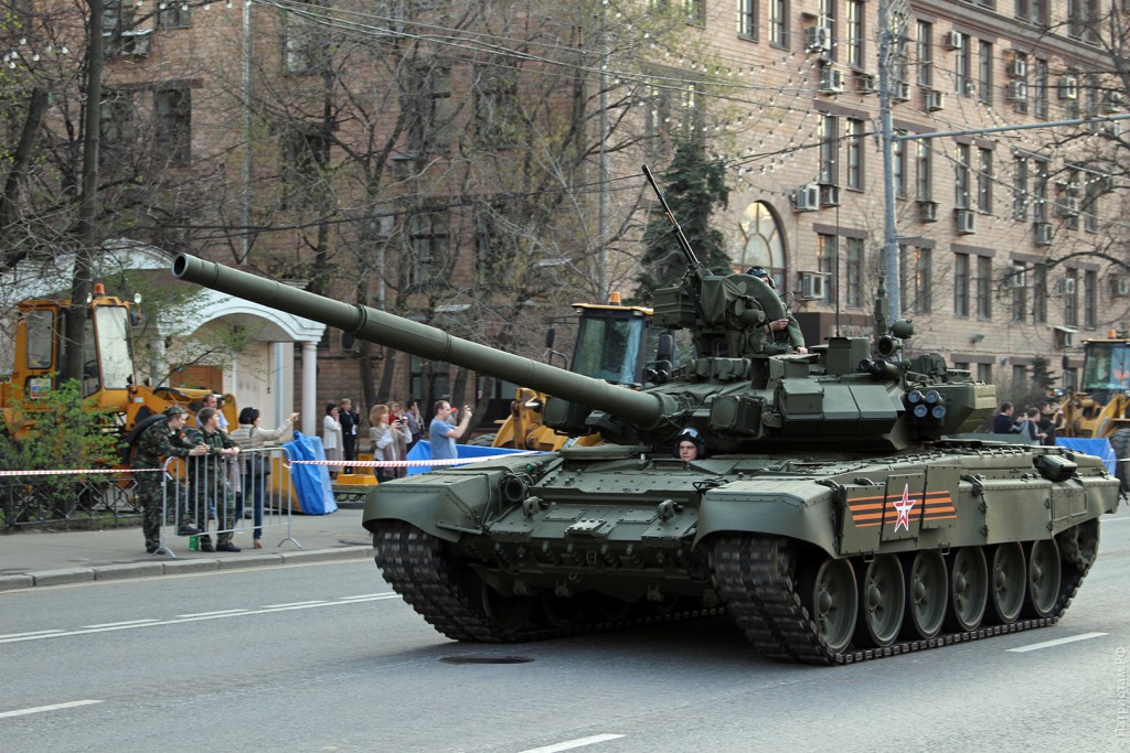 Основной боевой танк Т-90А.