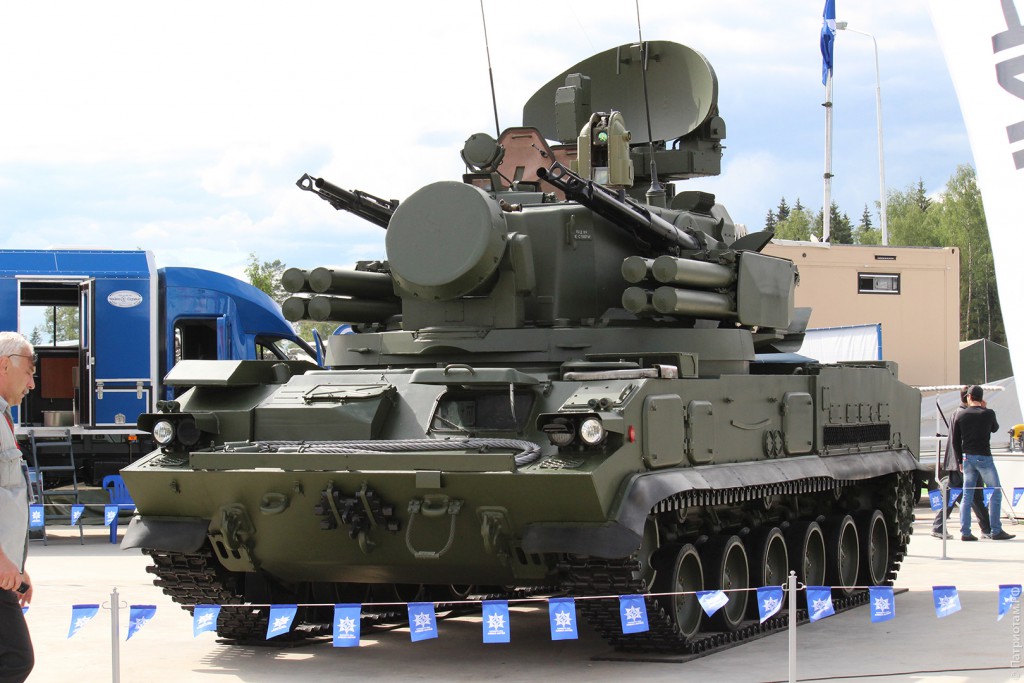 Зенитная самоходная установка 2С6М1 "Тунгуска-М1".