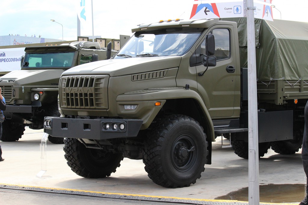 Военный грузовик "Урал" с новой кабиной.