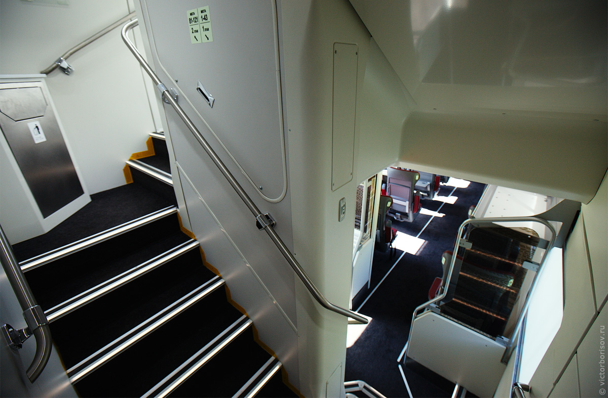 Лестницы на первый и второй этаж в вагоне первого класса