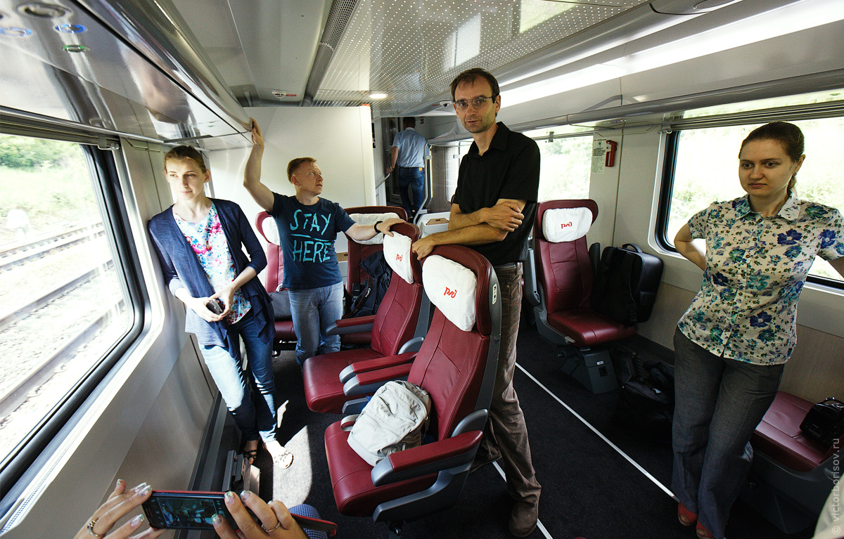 Все кресла в вагонах первого класса можно развернуть на 180 градусов. 