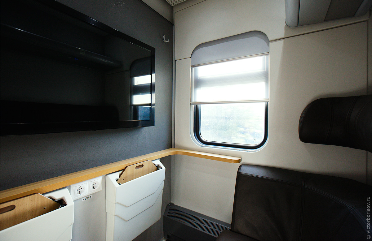 Также в вагоне первого класса есть отдельное двухместное сидячее купе с большим телевизором.