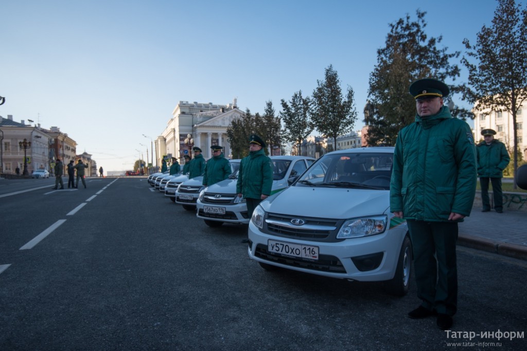 Сотрудникам Минэкологии РТ вручены ключи от новых автомобилей отечественного производства 