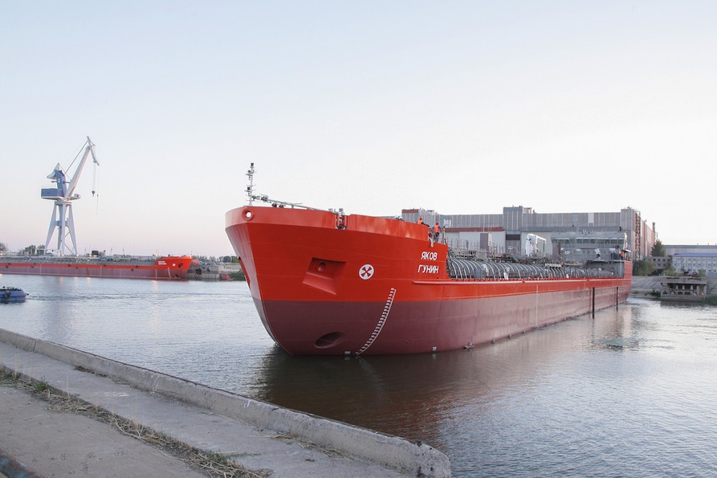 В Астрахани спущен на воду новый нефтяной танкер «Яков Гунин» проекта RST25