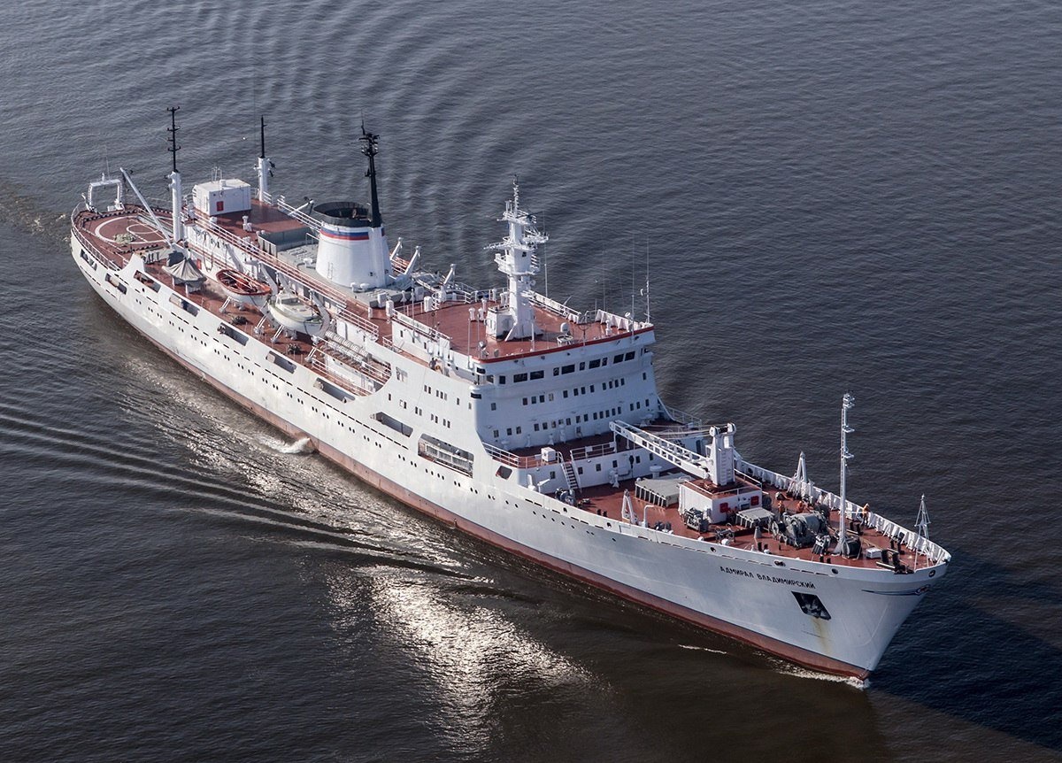 Исследовательское судно ВМФ РФ Адмирал Владимирский провело исследования в Антарктиде