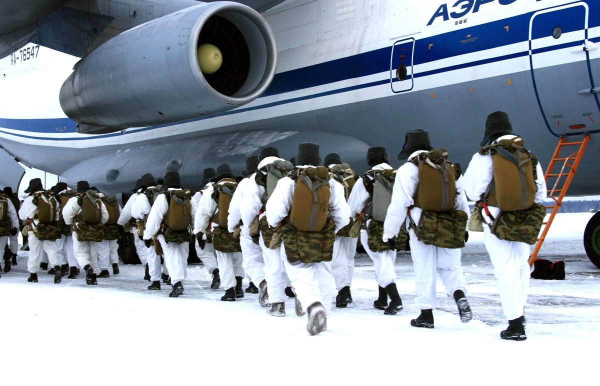 Спецназ ВДВ высадится в Арктике на дрейфующих льдинах