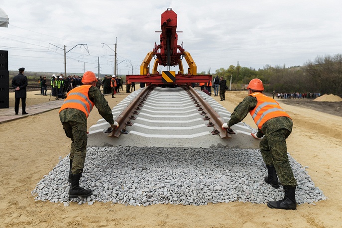 Начата укладка шпал и рельс на строящейся железной дороге в обход Украины