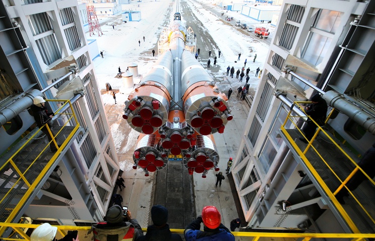 В рамках подготовки пуска на космодроме Восточный к ракете Союз присоединили спутники