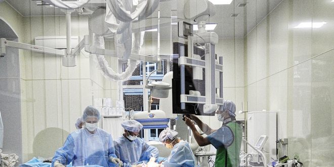 Кардиологи из Новосибирска провели первую в РФ операцию на брюшной аорте с участием робота