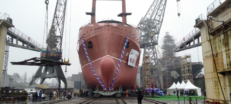 Спуск на воду нового рыболовецкого траулера в России