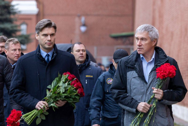 В память о Юрии Гагарине: делегация Роскосмоса возложила цветы