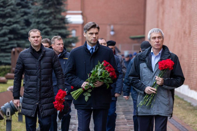 В память о Юрии Гагарине: делегация Роскосмоса возложила цветы