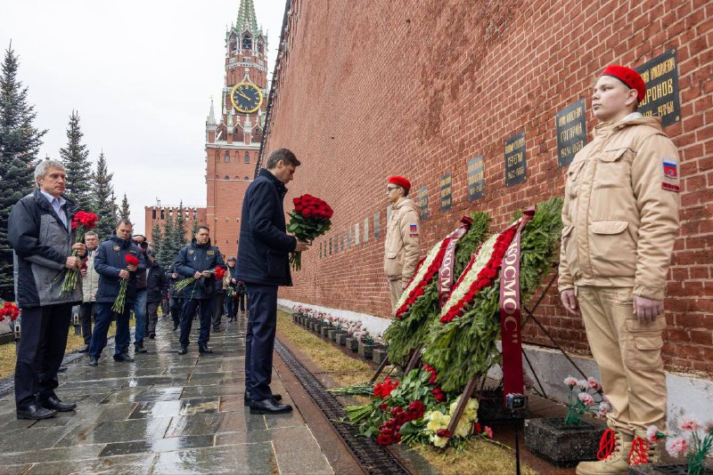 В память о Юрии Гагарине: делегация Роскосмоса возложила цветы