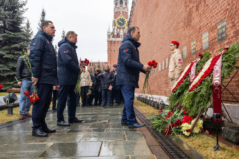 В память о Юрии Гагарине: делегация Роскосмоса возложила цветы