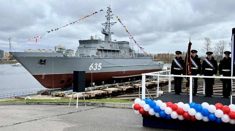 На воде в Санкт-Петербурге спустили на воду уникальный российский тральщик серии 12700 «Полярный»