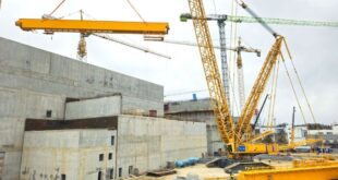 На строительной площадке энергоблока с быстрым реактором в Северске ведутся работы по монтажу крупногабаритного крана
