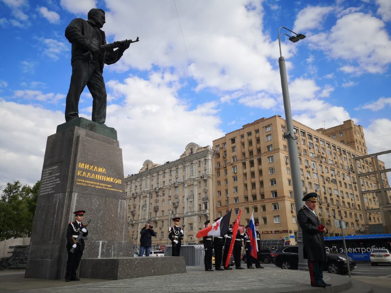 Ростех почтил память М. Калашникова в преддверии Дня Победы Ростех почтил память М. Калашникова в преддверии Дня Победы