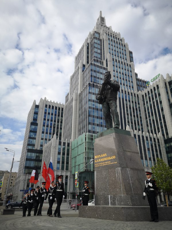 Ростех почтил память М. Калашникова в преддверии Дня Победы Ростех почтил память М. Калашникова в преддверии Дня Победы