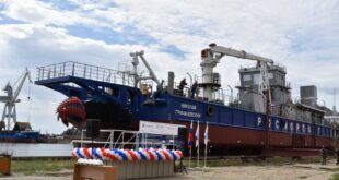 Спуск на воду нового земснаряда для поддержки судоходных каналов
