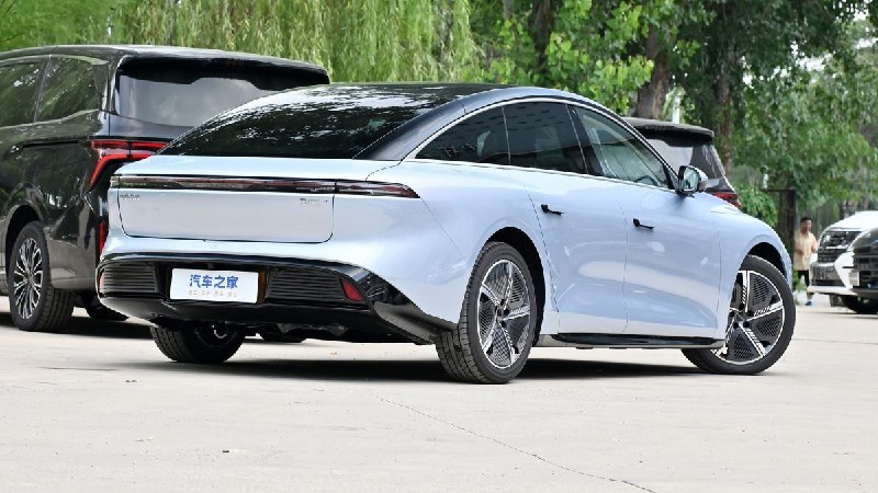 В России скоро появится электромобиль Forthing S7 с современным дизайном и дальностью до 550 км