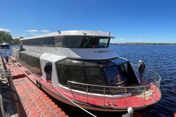 Первое электросудно проекта «Москва 2.0» спущено на воду в Ленинградской области