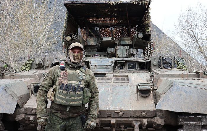 Боевая машина поддержки танков выдержала массированный обстрел