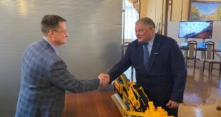 Подарок для Университета: Макет щебнеочистительной машины ЩОМ-2000 на XII Международном симпозиуме «Элтранс – 2025»