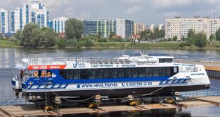 На Средне-Невском судостроительном заводе спустили на воду скоростной пассажирский катамаран проекта 04580