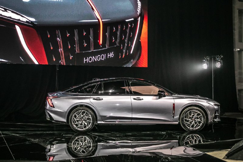 В России представлены цены на новый спортивный лифтбек Hongqi H6
