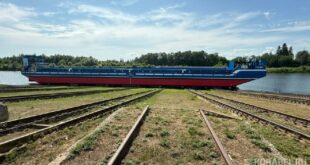 Спуск на воду баржи-площадки RDB 66.68MA в Томской области