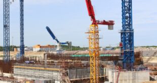 Кран для градирни устанавливают на Ленинградской АЭС-2