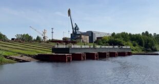 Спуск плавпричала для Соликамска на Пермской судоверфи