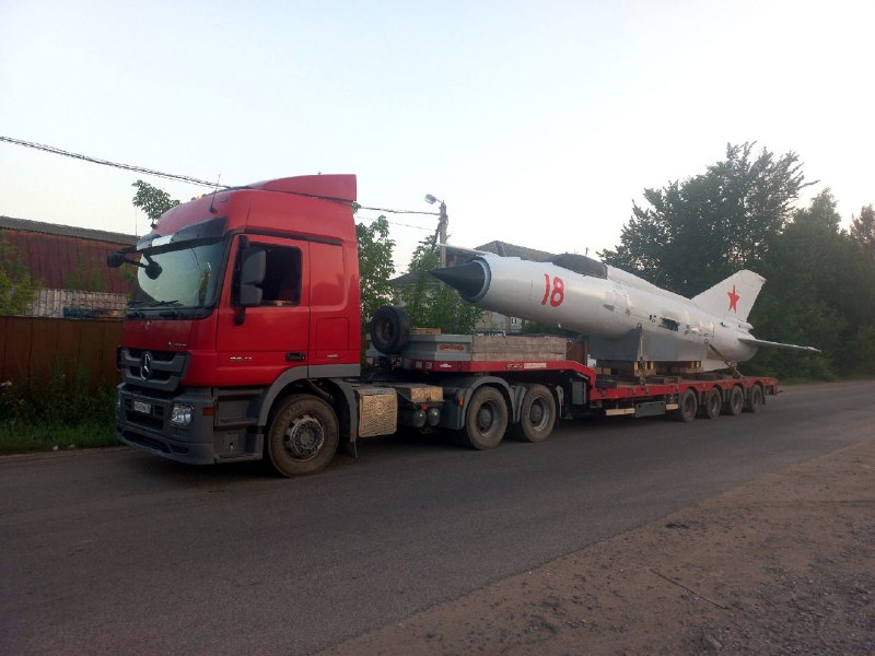 Установка МиГ-21 на постамент в Рибинске