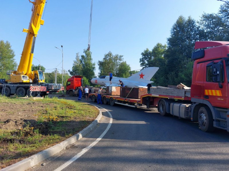 Установка МиГ-21 на постамент в Рибинске