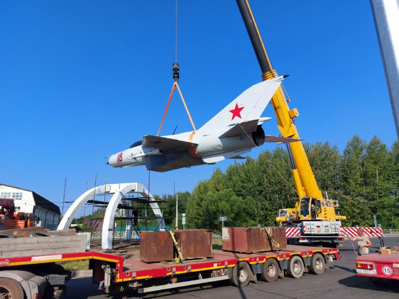 Установка МиГ-21 на постамент в Рибинске