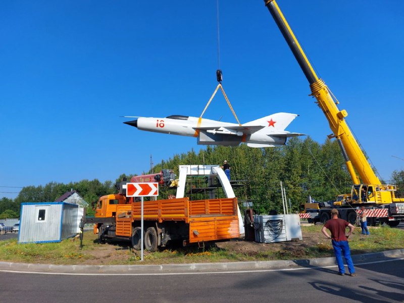 Установка МиГ-21 на постамент в Рибинске