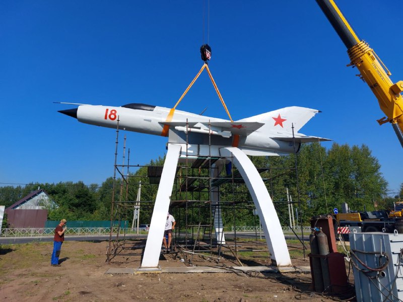 Установка МиГ-21 на постамент в Рибинске