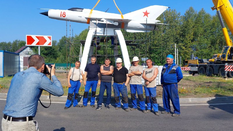 Установка МиГ-21 на постамент в Рибинске