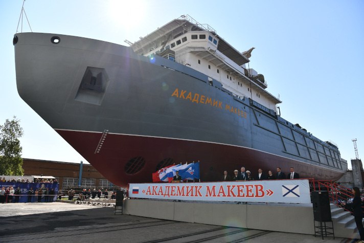 Вывод морского транспорта вооружения "Академик Макеев" из эллинга