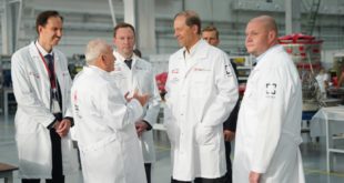 Денис Мантуров ознакамливается с подготовкой к производству двигателя ПД-8