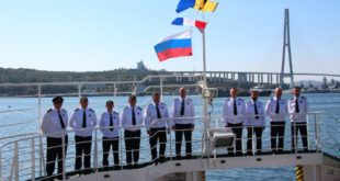 Поднятие государственного флага на краболове «Аурум»