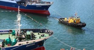 Спуск новых краболовов на воду на Восточной верфи