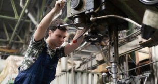 Участие людей с нарушениями слуха в работе тракторного завода