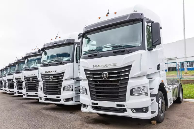 Новая партия автомобилей КАМАЗ-54901 для перевозчика в Санкт-Петербурге