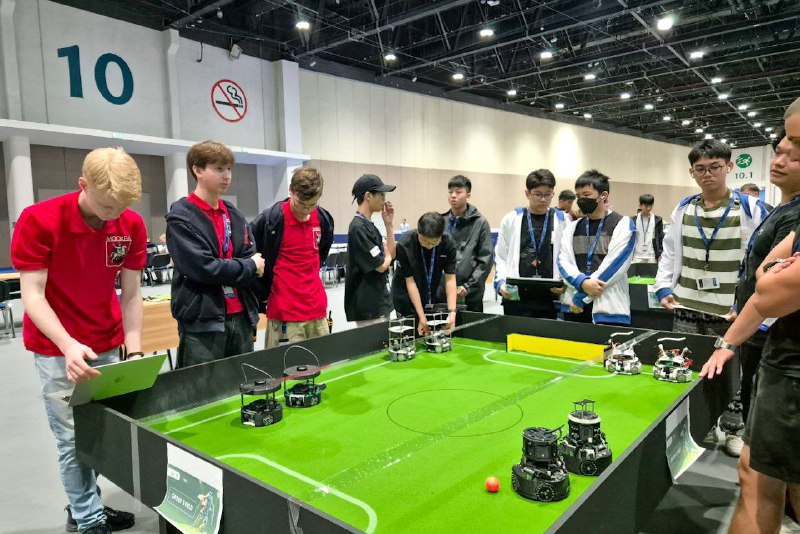 Московские школьники победили на международном чемпионате RoboCup в Абу-Даби